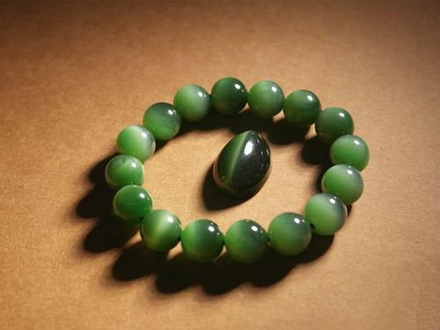 和田碧玉和俄罗斯碧玉怎么分别,和田碧玉和没有猫眼的俄碧哪个价格高一点？