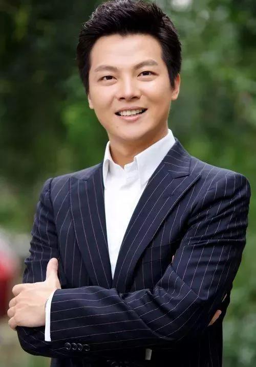 李思思背景:你认为央视春晚中，历届女主持人哪个最漂亮