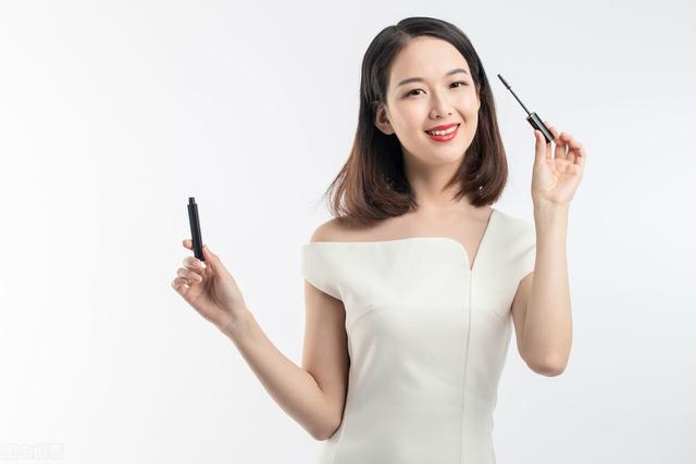 裸体美女图片动态:杨幂爆照晒性感身材，却引发网友冲突，这次她真的错了吗？