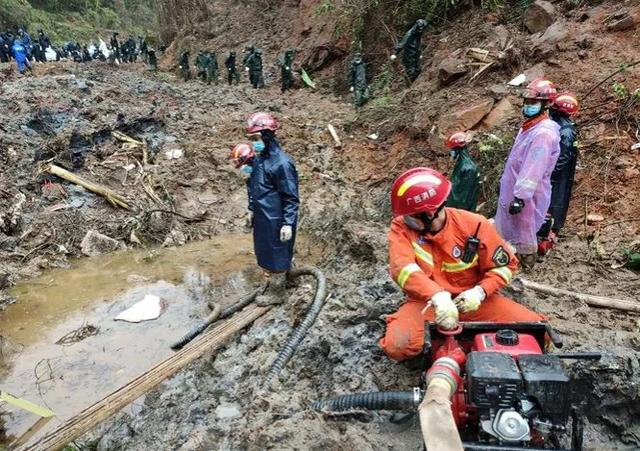 消防员救狗跳粪坑:河南南阳一只小狗陷火场，狗妈妈嚎叫求救，你怎么看这件事？