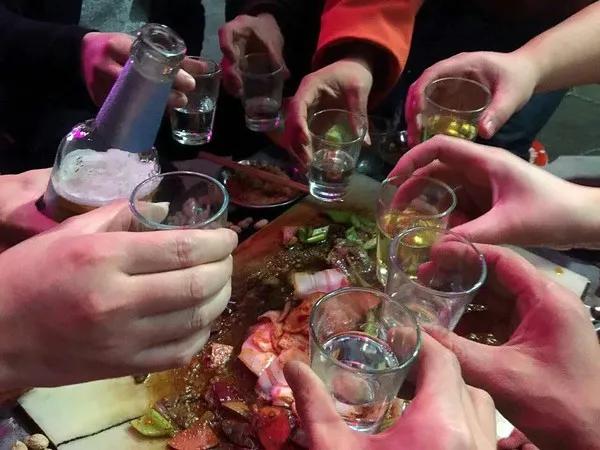 为什么那么多人认为,富人爱喝茶,穷人爱喝酒,真的是这样吗?-生活百科