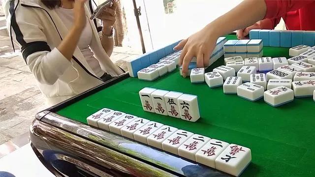 同学的妈妈:我家幼儿园孩子同学的妈妈老给学校孩子送糖，您会怎么办