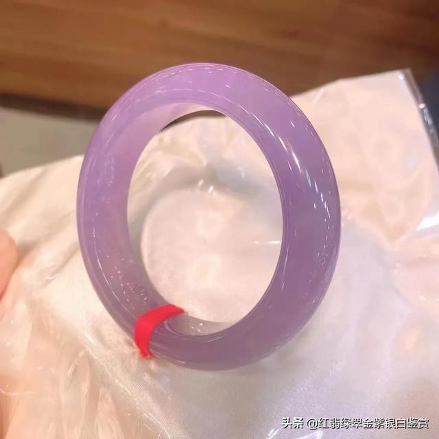 翡翠广告语最吸引人,翡翠飘花手镯为何会吸引那么多人的喜欢？