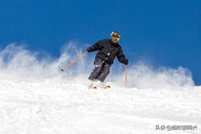 初学滑雪注意事项:滑雪注意事项和要领 冬天新手滑雪有哪些风险需要注意？又该如何保证自己的安全？