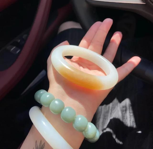 翡翠在哪里买比较靠谱,想买个玉镯子，在哪里买比较合适？
