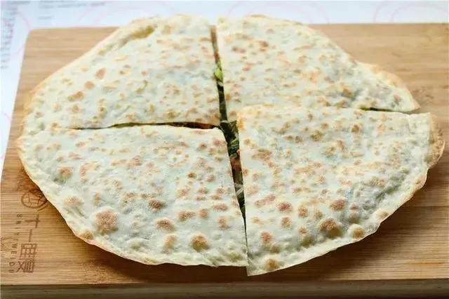 一面定型烙另一面.两面鼓起有花出锅.醒好的面搓成长条,分成六个剂子.