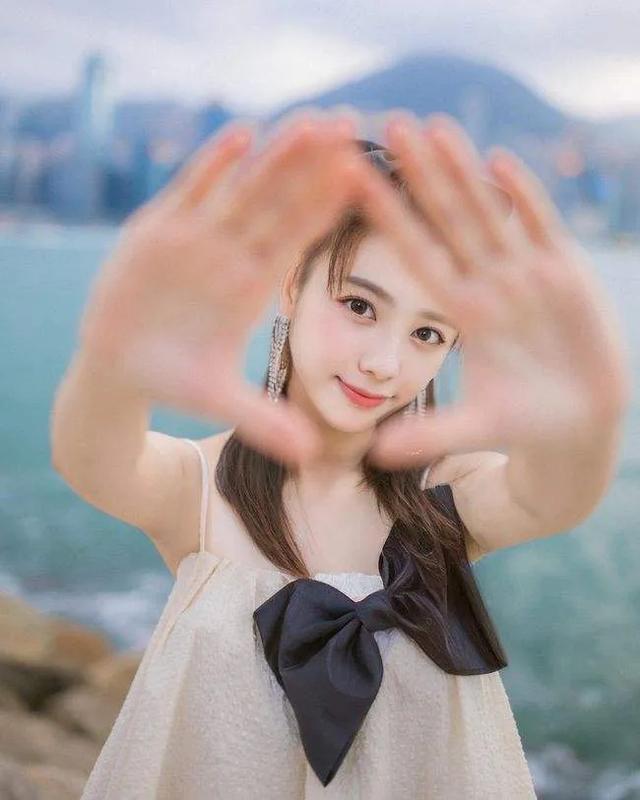亚洲自偷自拍另类第1页:不知道大家有没有过沉迷自拍无法自拔的经历？