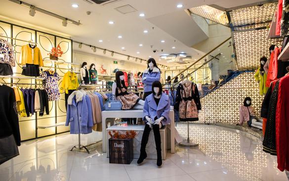 为什么人们在专柜上面买的很贵的衣服，地摊上几十块钱就能买到类似款式的？插图40