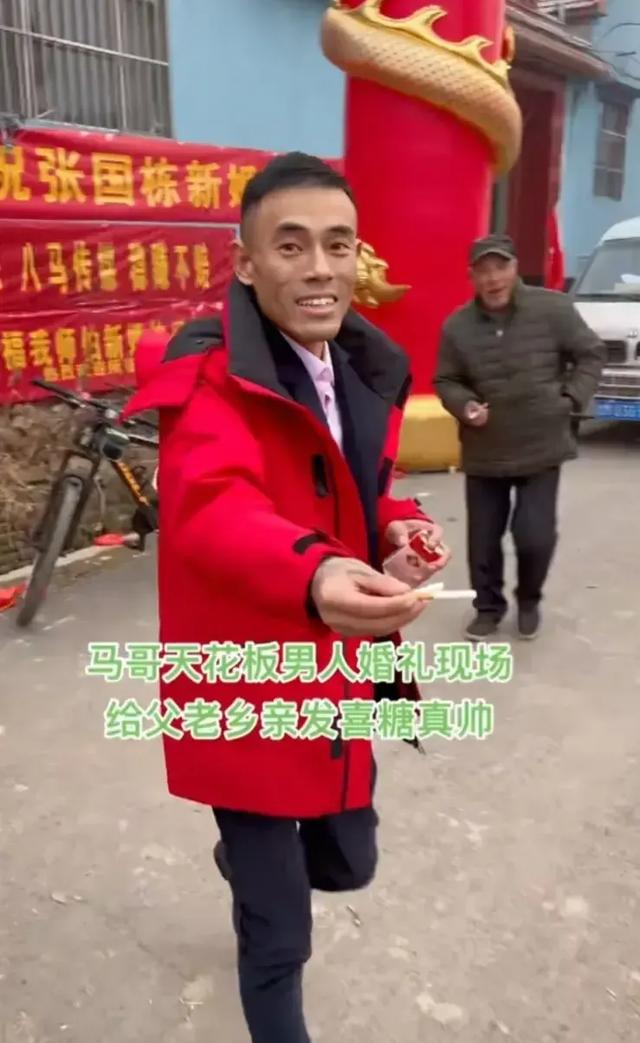 大衣哥:为什么大衣哥现象遭追捧这个社会还能平静下来吗