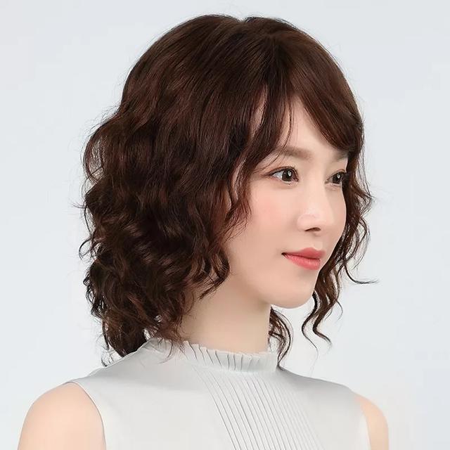 我比较推荐40岁的女人选择棕色或者是黑色的发色,这样子显得整体提升