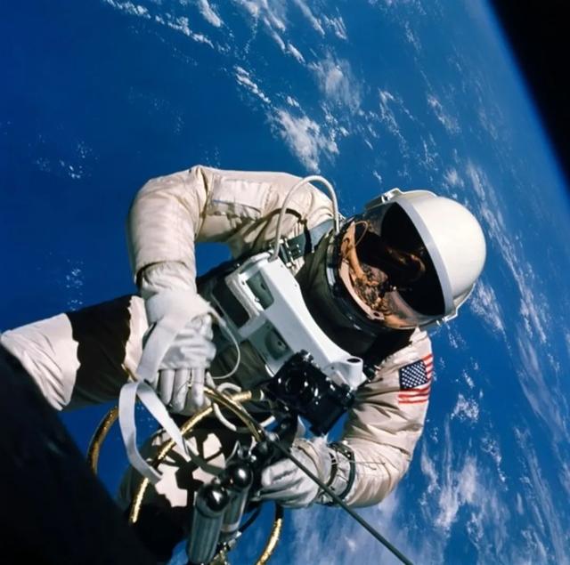 航天员为什么不能走路，为什么宇航员太空行走一旦绳索断掉会永远回不到地球