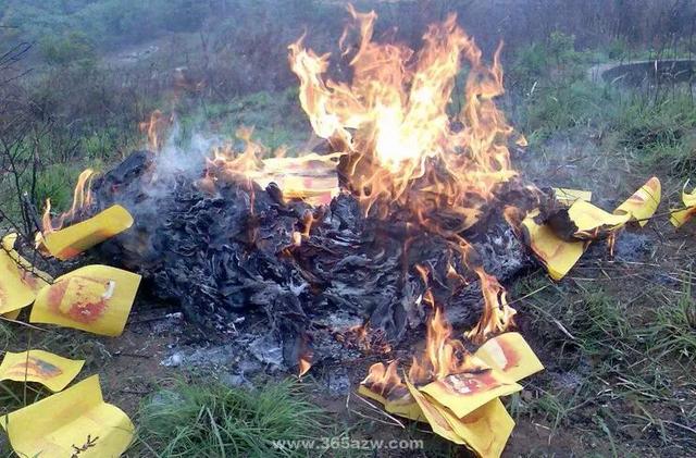 去世的人越疼爱谁越不托梦,烧纸钱给死去的亲人有用处吗？