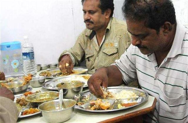 印度人吃饭用右手还是左手，印度人为什么用手抓饭，而不是用筷子刀叉，这有什么讲究吗