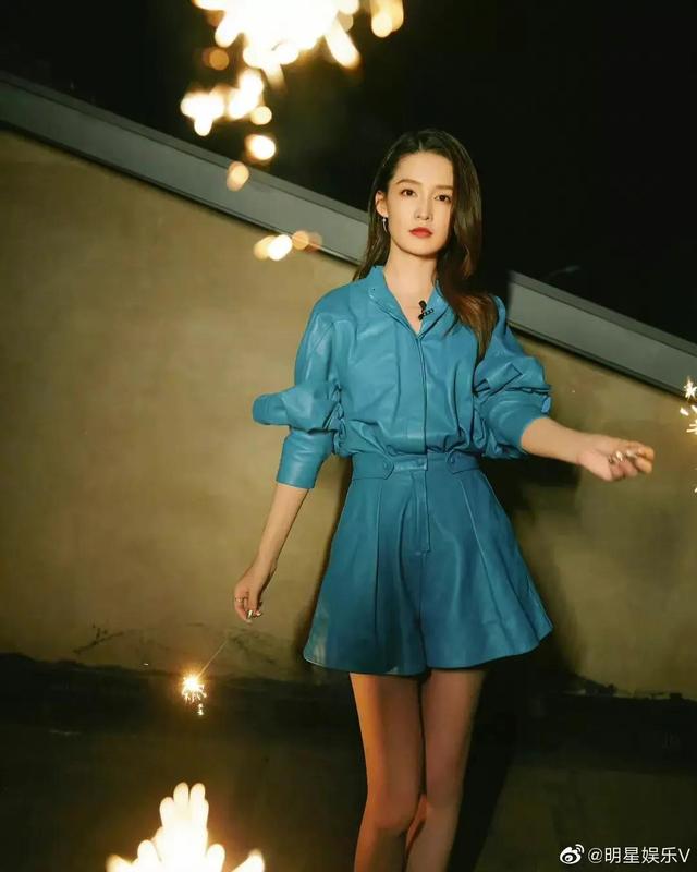 Li Qin: Short skirts and slender legs, fireworks are more romantic ...