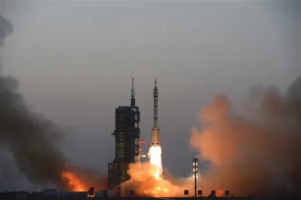 太空出差三人组回地球了,他们会得到什么荣誉？会有奖励吗？