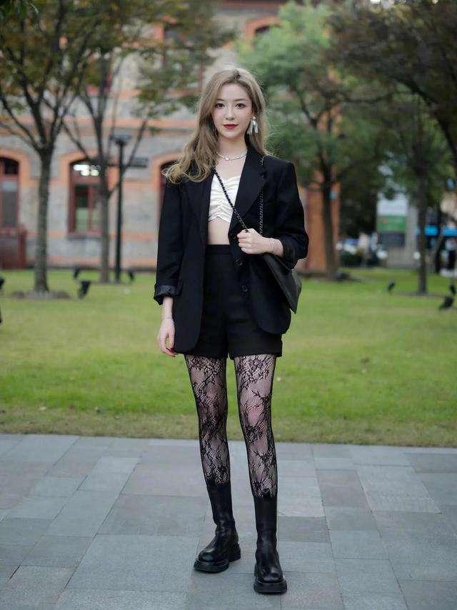 有明显花纹的丝袜和裤袜,怎么搭配衣服,能穿出来个性张扬的效果？