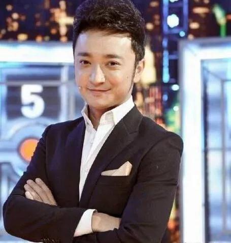 李思思背景:你认为央视春晚中，历届女主持人哪个最漂亮