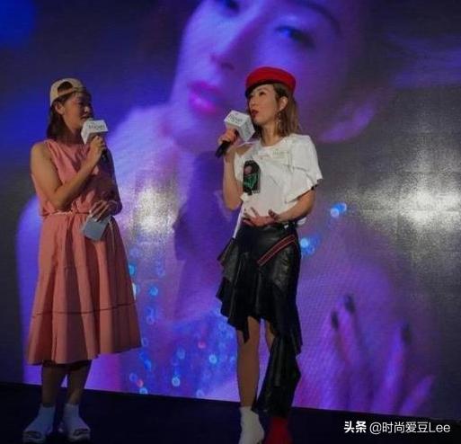 红狞猫鞋的图片:鞋子一样只穿一只才时尚？不对称鞋子怎么就火了？
