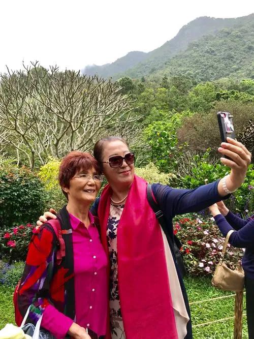 近60岁的女性,总是在朋友圈发天真浪漫状照片,你看得惯吗？