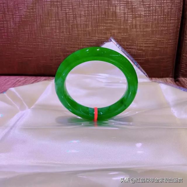 翡翠广告语最吸引人,翡翠飘花手镯为何会吸引那么多人的喜欢？