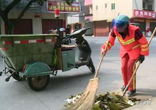 环卫工带宠物鸭扫大街萌翻网友:很多一线环卫工人，又脏，又累，挣钱又少，对此你有什么看法？