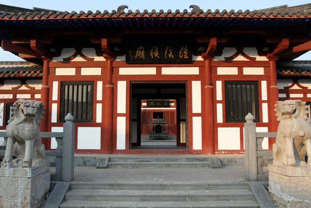 电视剧里钻裤裆:韩信能在乡村恶汉前受胯下之辱，为何不能在皇帝刘邦前伏低做小？