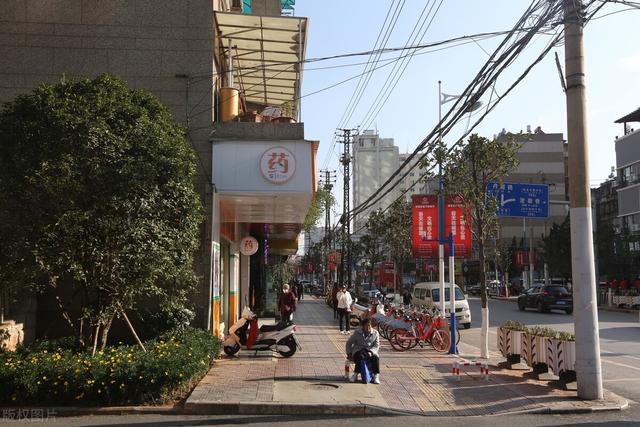 顶楼和二楼哪个好脱手,为什么买楼房不要二楼和顶楼？