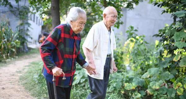 老婆为老公盛了一辈子饭,到老了不再想盛了,要离婚,你怎么看？