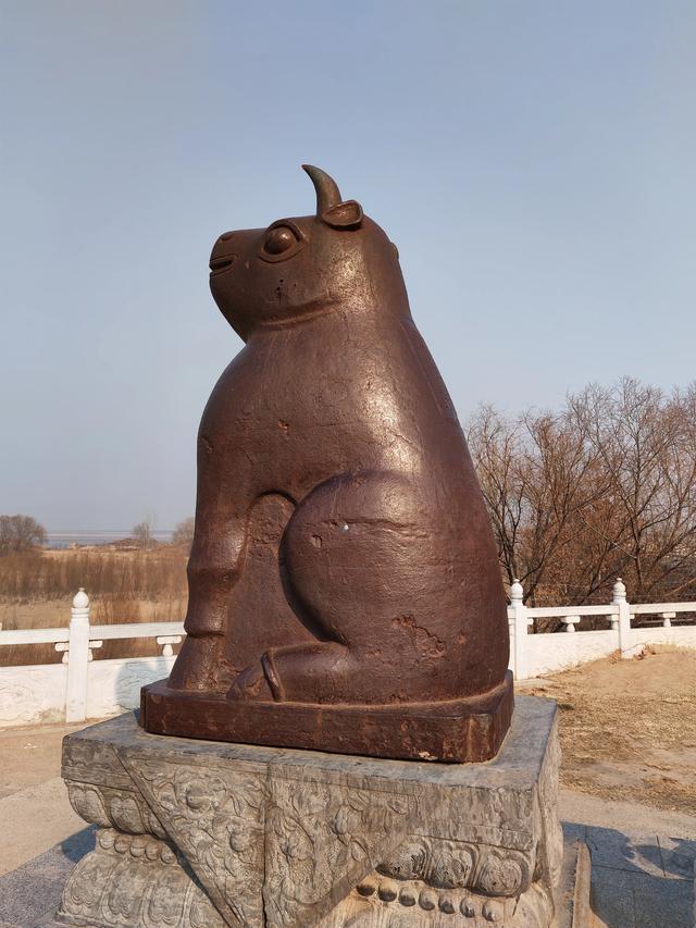 树上的鸟的图片:林子里拿着弹弓，树上鸟儿都飞走了，难道它识弹弓还是别的原因？