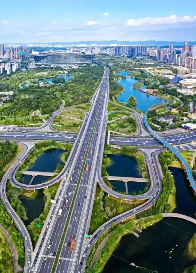 花豹女王:为什么英国死死跟着美国走，无论美国做什么都是如此？