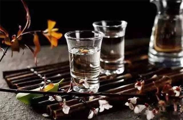 伏特加酒:伏特加和白酒同是烈酒，为什么一个卖遍全世界，一个只有中国人喝