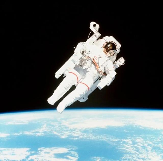 航天员为什么不能走路，为什么宇航员太空行走一旦绳索断掉会永远回不到地球