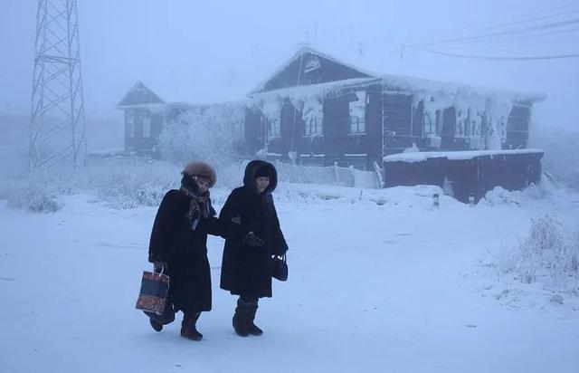 奥伊米亚康在什么地方，在俄罗斯最寒冷的奥伊米亚康村，为什么人们上厕所要拿一根木棍