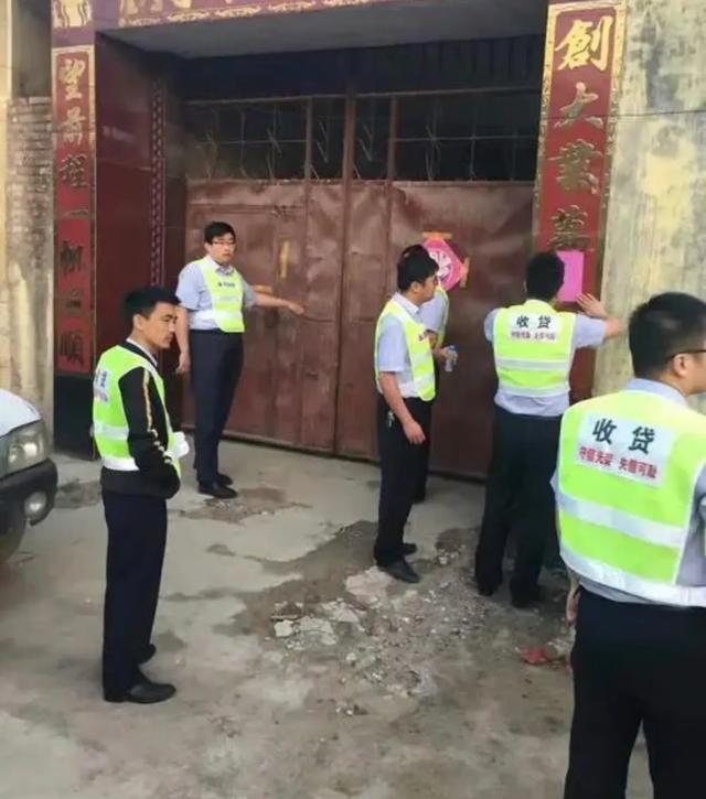 一位朋友负债35万,被第三方催收公司催的无法平静生活和工作,如何早日摆脱这种烦扰？