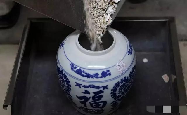 西塱骨灰楼灵异事件:人死了留骨灰干吗，不就一堆灰吗，洒了不一了百了吗？