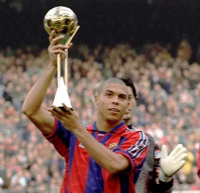 罗纳尔多为什么在巴萨只踢了一年就转回国米了呢？插图14