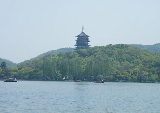 雷峰塔被扔成钱山，为何要修建雷峰塔雷峰塔下有没有埋藏宝贝