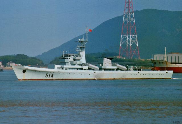 514镇江舰退役后,经改装成为靶舰.虽然很悲壮,做为战舰,也算死的其所.