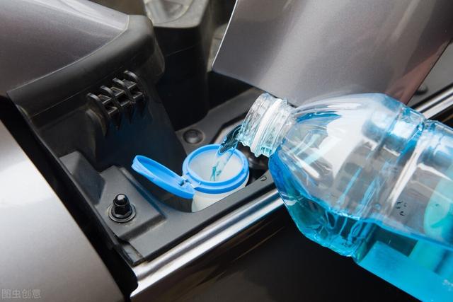汽車玻璃水沒瞭，可以加自來水嗎？