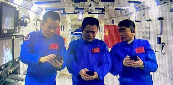 6名宇航员在太空看见天使，翟志刚王亚平叶光富出征太空，他们带手机了吗