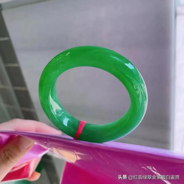 翡翠广告语最吸引人,翡翠飘花手镯为何会吸引那么多人的喜欢？