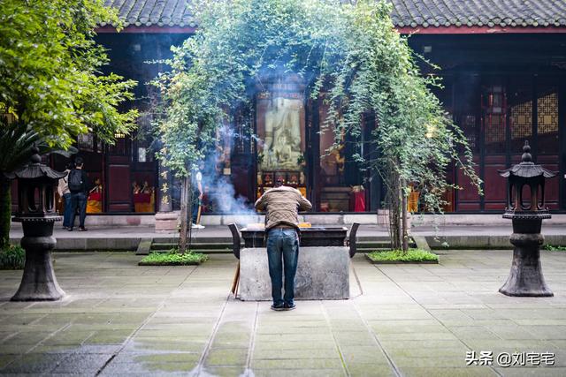 假活佛10年骗2亿:出家或做和尚要不要进行审批，他们的生活费和开销从何而来