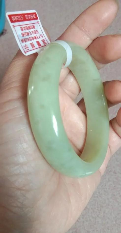 透明的玉是什么品种,和田玉上的透明小颗粒是什么？