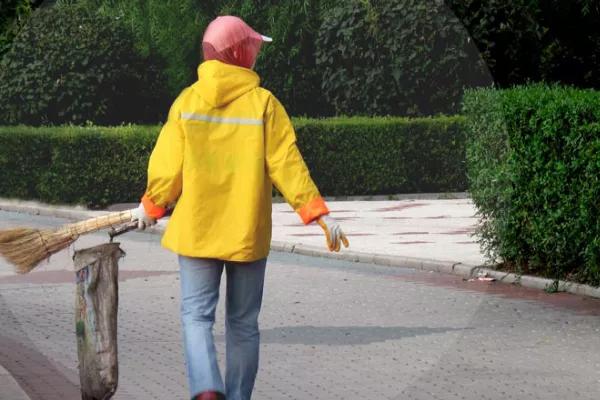环卫工带宠物鸭扫大街萌翻网友:很多一线环卫工人，又脏，又累，挣钱又少，对此你有什么看法？