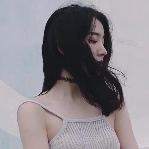 一个女人她老公去世了，她天天在朋友圈晒悲伤，请问她是什么心理