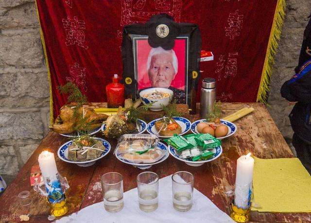 农村老人死了,请问是三磕拜,还是四磕拜?