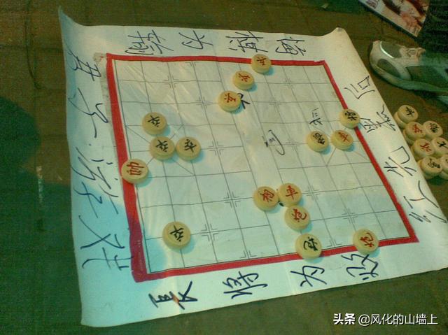 人民广场下面压着什么，在路边摆“象棋残局”赚钱的人，不怕遇到象棋高手吗