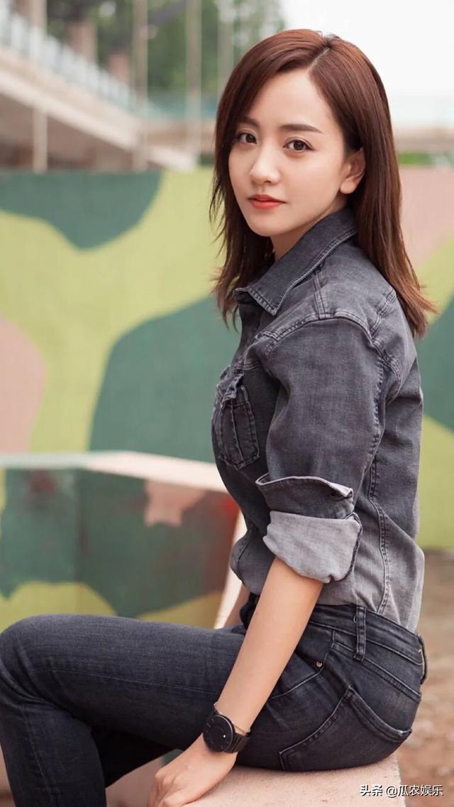 杨钰莹年龄和个人资料:甜歌皇后杨钰莹为何沦落到农村去演出，一场多少钱？
