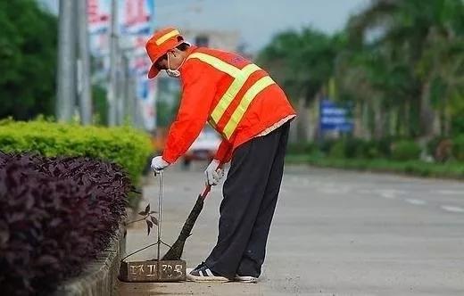 环卫工带宠物鸭扫大街萌翻网友:很多一线环卫工人，又脏，又累，挣钱又少，对此你有什么看法？