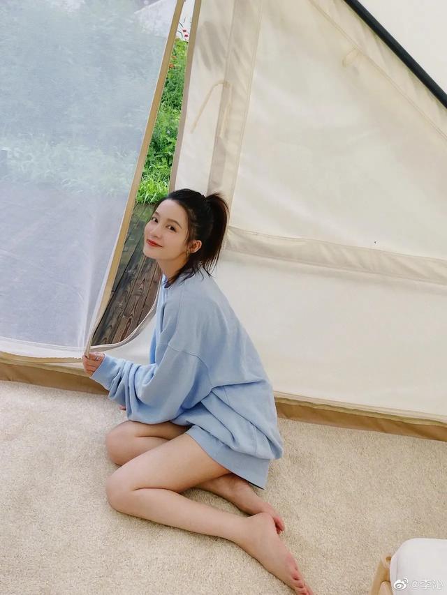美女遛狗街拍:你见过最好看的街拍女孩是什么样子呢？敢不敢发出来看看？ 美女遛狗视频